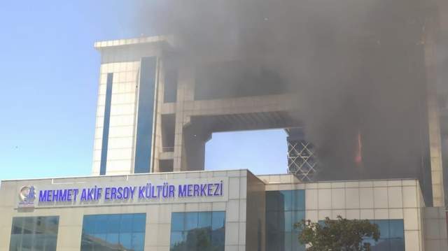 İstanbul'da korkutan yangın! Dumanlar gökyüzünü sardı - Resim : 1