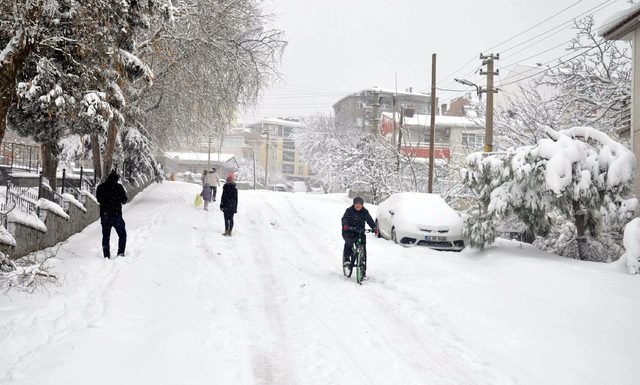 İstanbul'un iki ilçesi kar altında ! Beyaza büründü... - Resim : 1