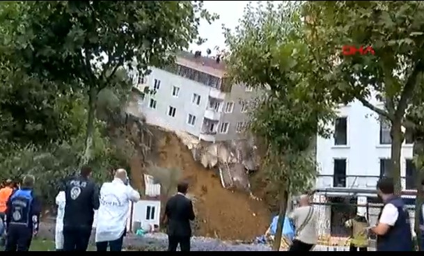 İstanbul'da 4 katlı bina böyle çöktü - Resim : 3