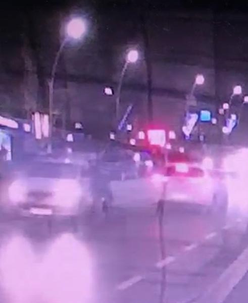 Aracın camından kafasını sokan polisi sürükledi - Resim : 2