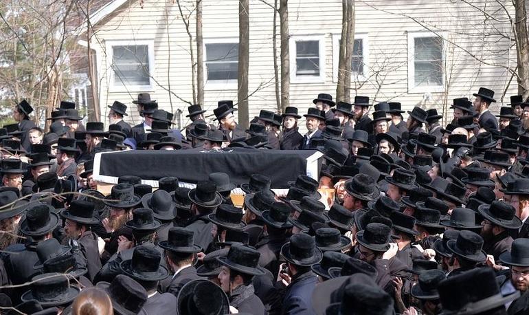 New York'ta hahamın cenazesine on binler katıldı - Resim : 1