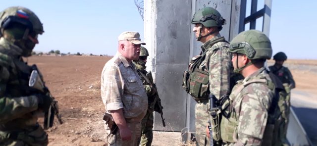 Rus komutan YPG paçavrasıyla poz verdi - Resim : 1
