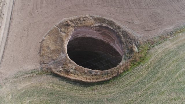 Sivas'ta ortaya çıktı... Köylüleri korkutan obruk - Resim : 3
