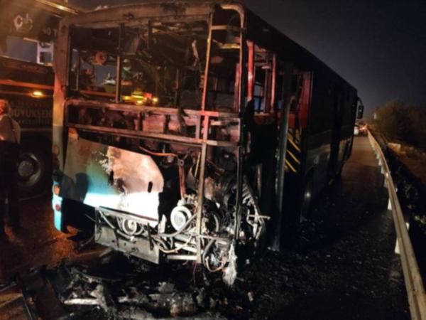 İstanbul'da seyir halindeki otobüs yandı - Resim : 1