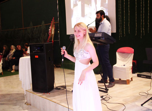 Aleyna Tilki amcasının düğününde şarkı söyledi - Resim : 3