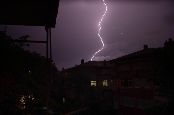 İstanbul'da fırtına, sağanak ve dolu yağışı etkili oldu - Resim : 1