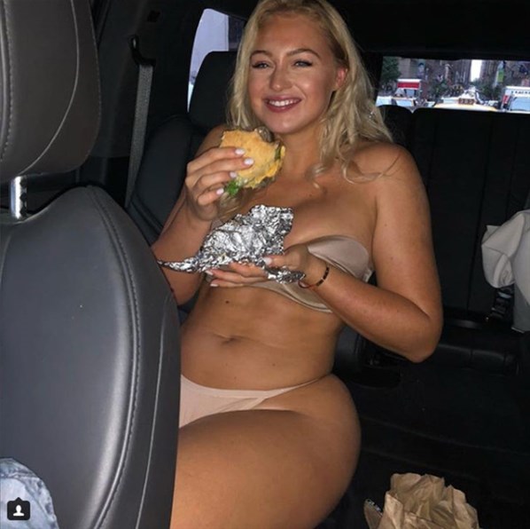 Bikinisiyle hamburger yerken yakalandı - Resim : 1