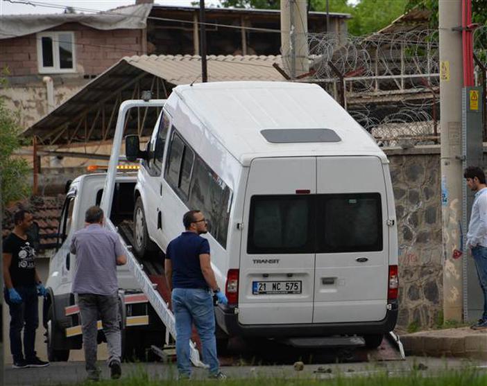 Diyarbakır'daki askeri üsse bombalı araç girdi ! - Resim : 2