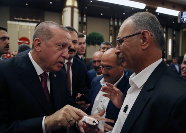 Erdoğan muhtarın sigara paketini aldı ! - Resim : 1