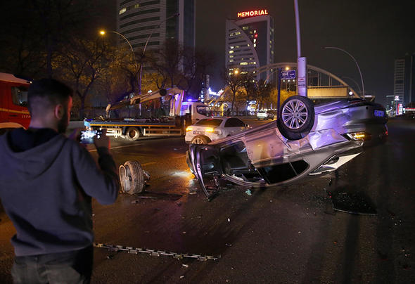 Ankara'da zincirleme kaza ! Voleybolcular ucuz atlattı - Resim : 1