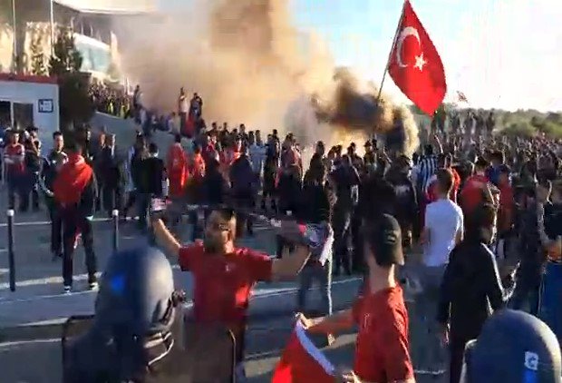 Fransa'da Türk taraftarlara polis müdahalesi ! - Resim : 1