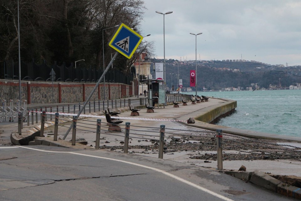 İstanbul'da sahil yolu çöktü ! Yol ulaşıma kapandı - Resim : 1