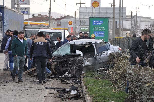 Bursa'da korkunç kaza ! Karşı şeritte kamyonetle çarpıştı - Resim : 1