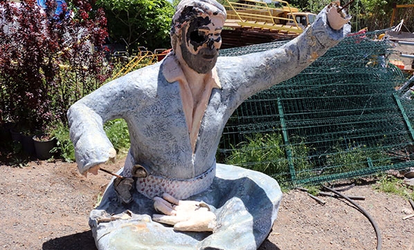 Şivan Perver'in heykeli kırıldı - Resim : 1