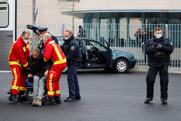 Almanya'da başbakanlık binasına araçla saldırı girişimi - Resim : 1