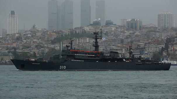 Rus savaş gemisi İstanbul Boğazı'ndan böyle geçti - Resim : 1