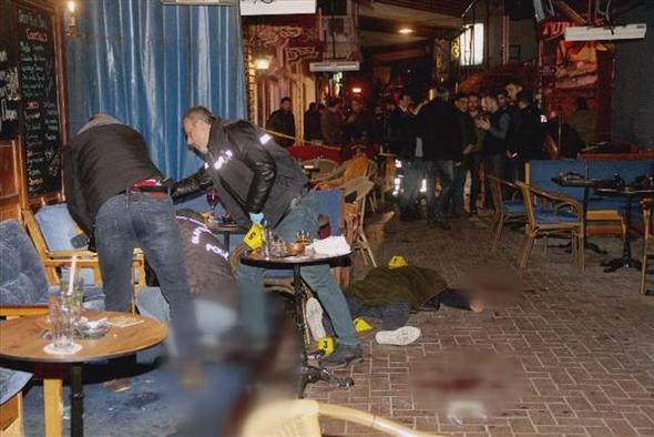 Barlar sokağında korkunç cinayet ! Herkesin gözü önünde kurşun yağdırdı - Resim : 1