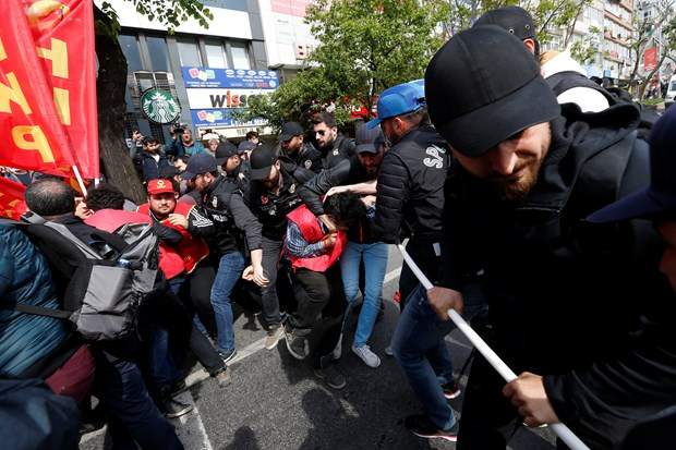 İstanbul'da olaylı 1 Mayıs; çok sayıda gözaltı var ! - Resim : 10