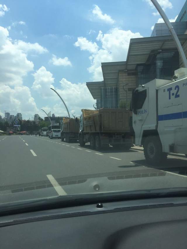 Kamyonlar ve tomalar Cumhurbaşkanlığı Sarayı'nın ve YSK'nın önünde - Resim : 2