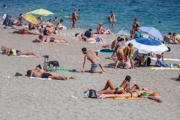 Antalya'da turistlerin deniz keyfi - Resim : 1