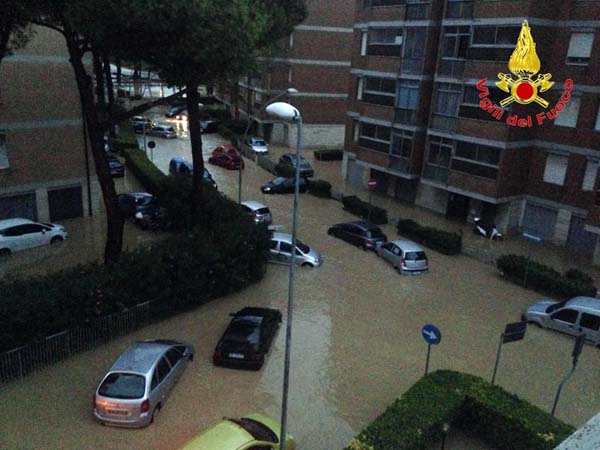 İtalya'da sel felaketi ! Ölü ve yaralılar var - Resim : 2