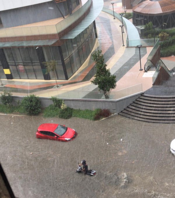 İstanbul'da sağanak: Yollar göle döndü, metrobüs alt geçidini su bastı - Resim : 2