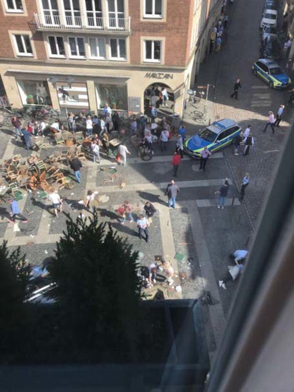Almanya'da bir araç kalabalığa daldı: 3 ölü, 20 yaralı - Resim : 1