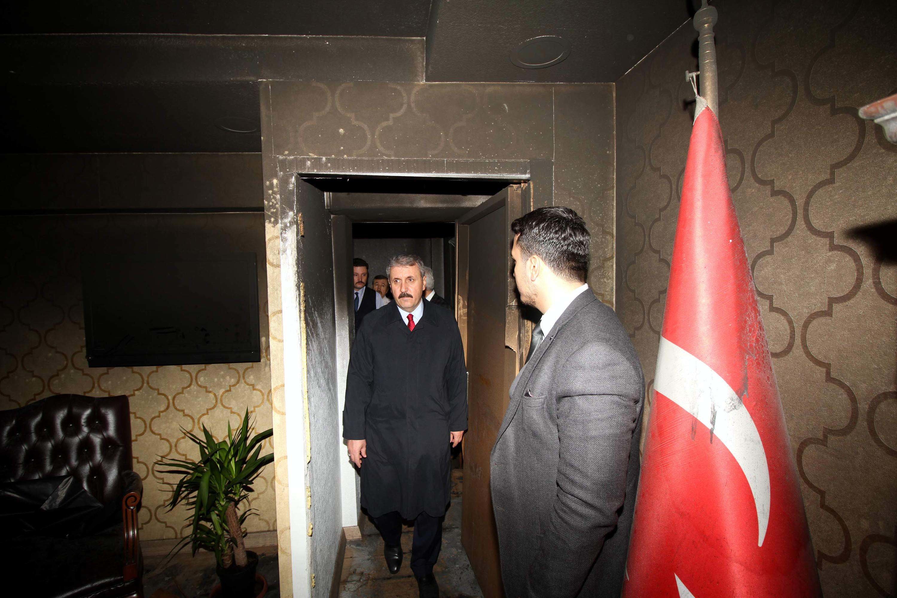 Savaş alanına dönen makam odasını inceledi - Resim : 1