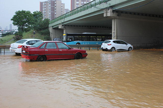 İstanbul sular altında ! Araçlar mahsur kaldı - Resim : 3