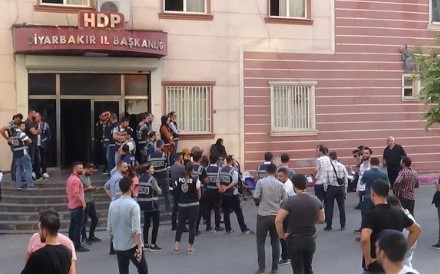 Diyarbakır'da HDP binası önünde gerginlik ! - Resim : 1