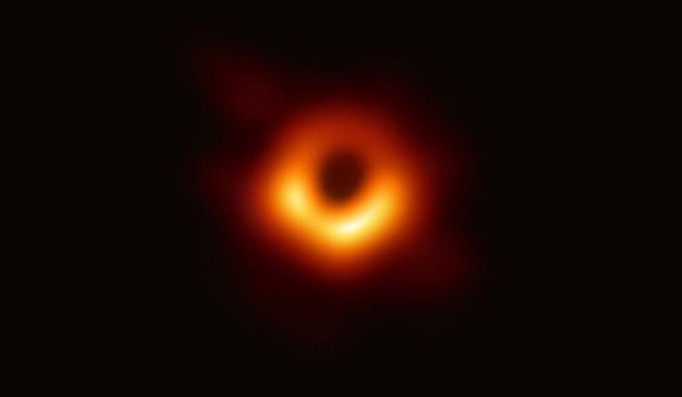 Bilim insanları ilk kara delik fotoğrafını paylaştı - Resim : 1