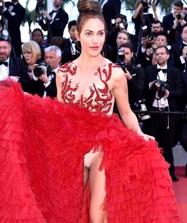 Meryem Uzerli'den ikinci transparan şov - Resim : 1