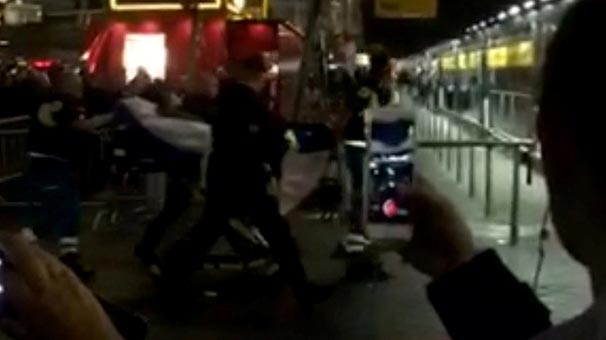 Hollanda'da polise bıçaklı saldırı ! - Resim : 2