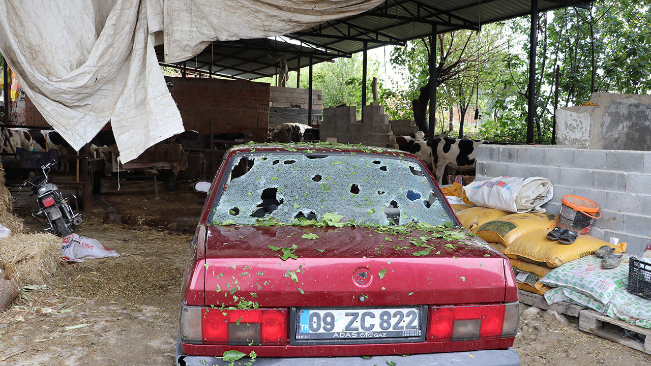 Denizli'de dolu yağışı nedeniyle çatılar ve arabalar kevgire döndü - Resim : 1