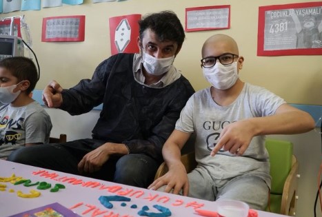 Çukur'un yıldızları kanser tedavisi gören çocukları ziyaret etti - Resim : 1