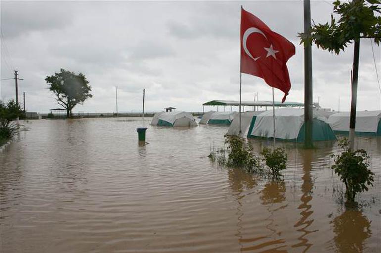 Sağanak yağış Marmara'yı olumsuz etkiledi - Resim : 1