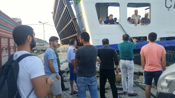 Çanakkale feribotu, Marmara Adası'nda iskeleye çarptı - Resim : 3