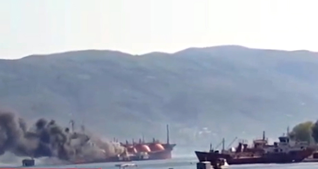 Denizde büyük panik! LPG yüklü tankerde yangın - Resim : 1