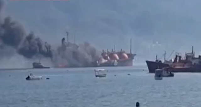 Denizde büyük panik! LPG yüklü tankerde yangın - Resim : 2
