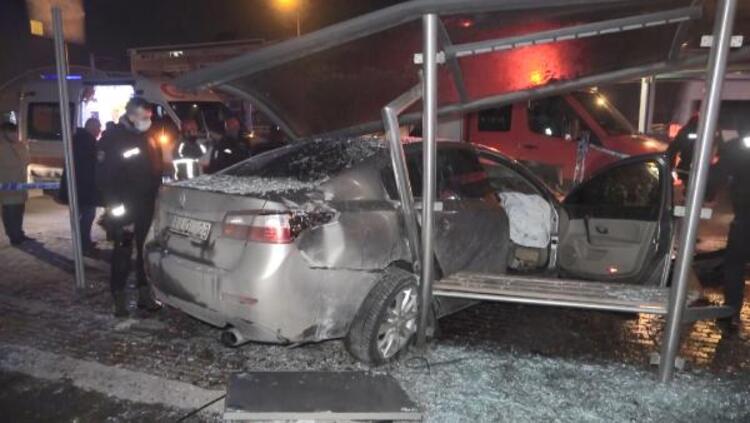 Bursa'da feci kaza! Önce otobüse ardından durağa çarptı - Resim : 1