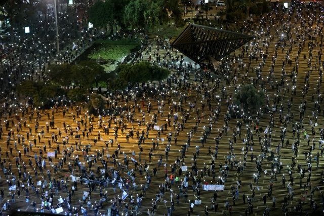 İsrail'de sosyal mesafeli eylem! Binlerce kişi Netanyahu'yu protesto etti - Resim : 2