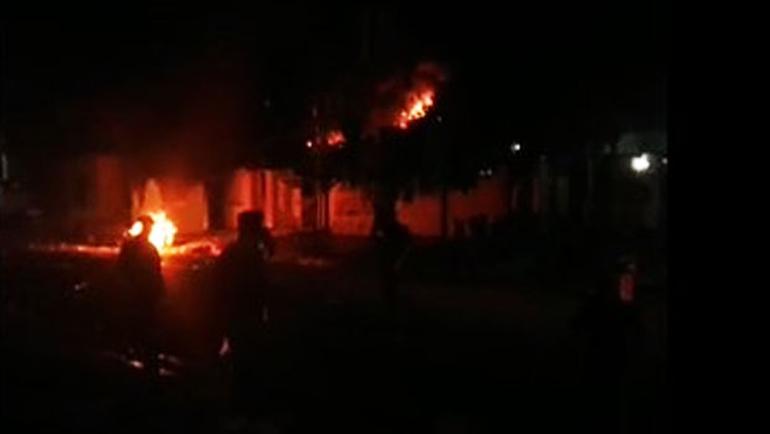 Kuzey Irak karıştı ! Parti binalarını ateşe verdiler - Resim : 1