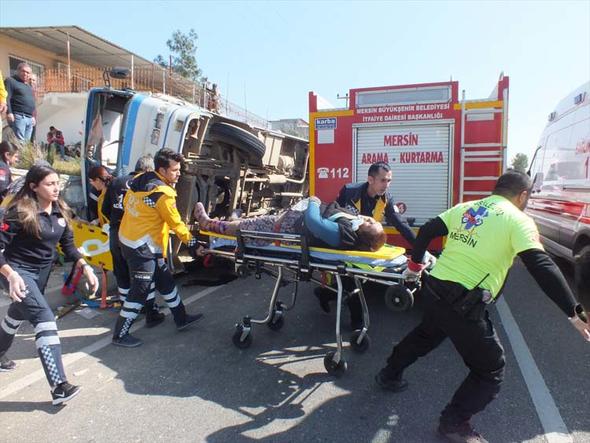 Mersin'de minibüs devrildi: Çok sayıda ölü ve yaralı var - Resim : 2