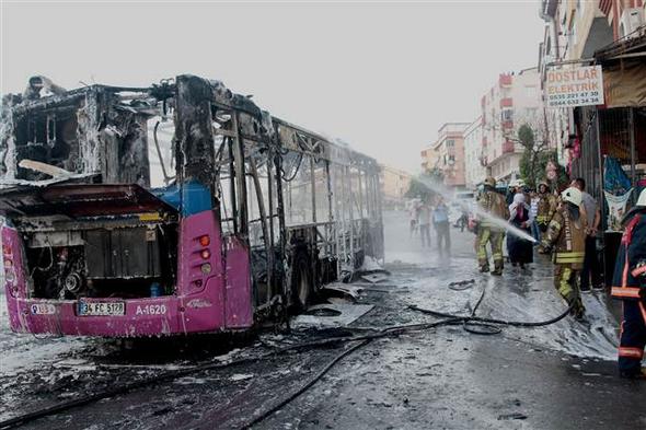 İstanbul'da halk otobüsü yanarak küle döndü - Resim : 1