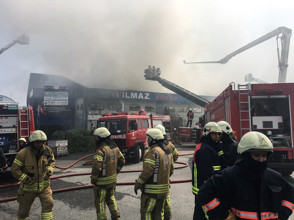 İstanbul'da tekstil fabrikasında büyük yangın - Resim : 1