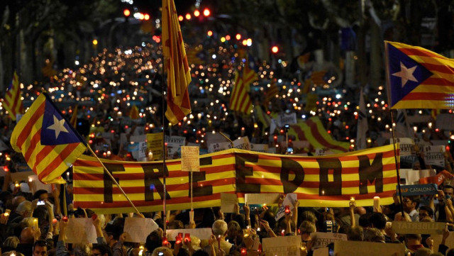 Barcelona'da on binler sokaklara döküldü - Resim : 1