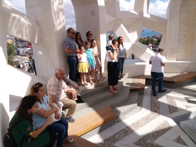 Vatandaşlar Şehitler Anıtı'na akın ediyor - Resim : 2