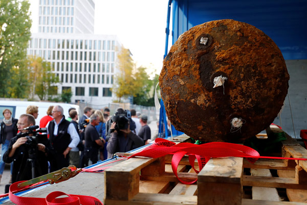 1.8 tonluk bomba topraktan çıkarıldı - Resim : 1