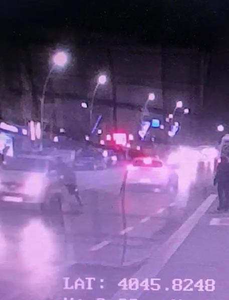Aracın camından kafasını sokan polisi sürükledi - Resim : 1