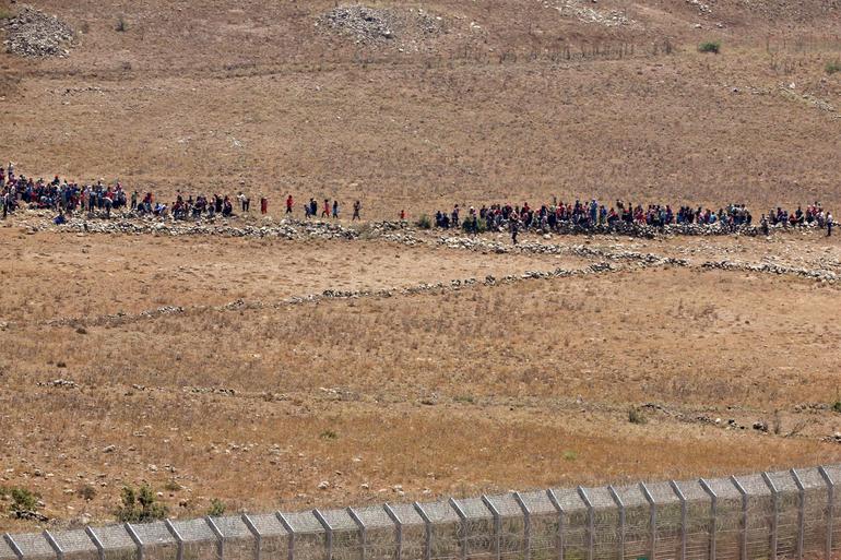 Esad'dan kaçan Suriyeliler İsrail sınırına dayandı - Resim : 1